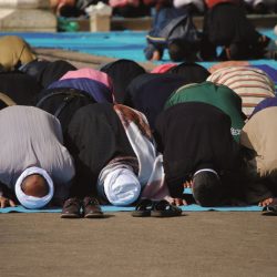 R129 Egypt Praying